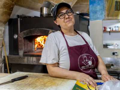 ...che gestisce il locale assieme alla madre Angela...